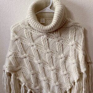 Chunky knit women's cape/poncho w/fringe
